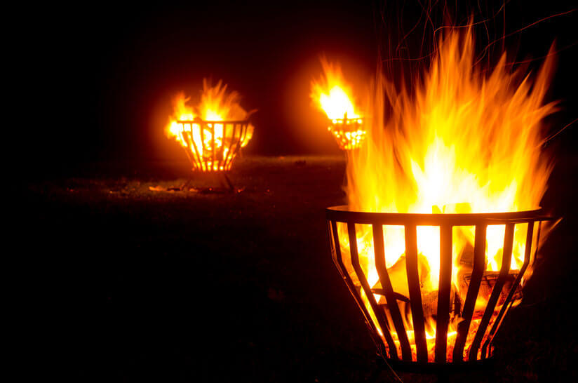 Feuerkörbe brennen nachts