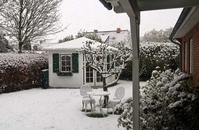 Gartenhaus im Winter