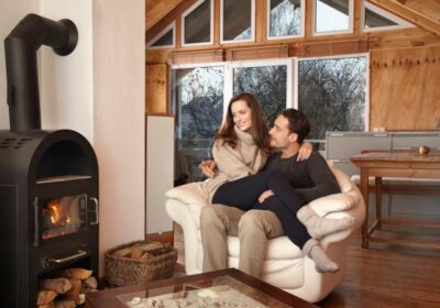 Kaminofen Arten: Das richtige Kaminsystem für Ihr Zuhause Kaminofen Mann Frau