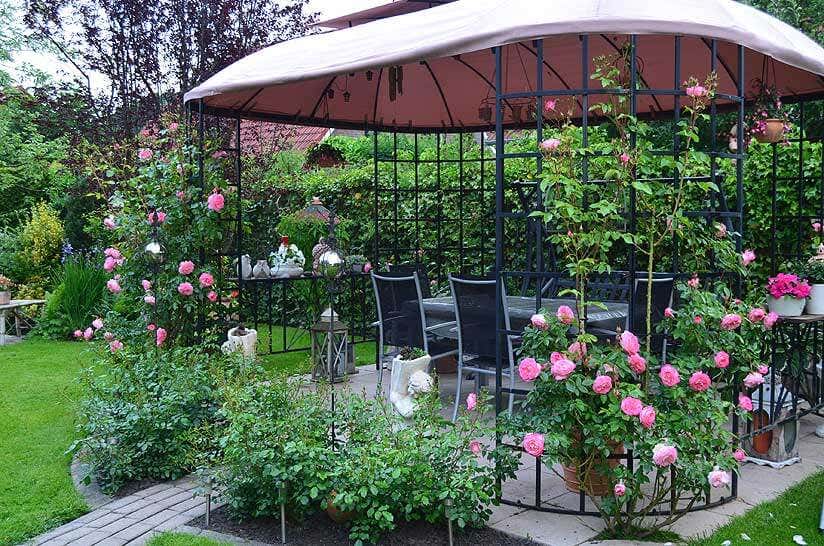 Gartenpavillon, von Rosen umgeben