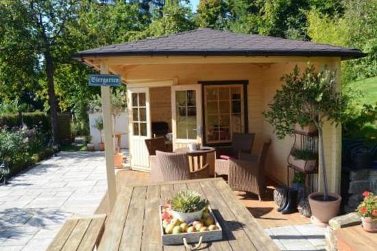 Gartenhaus mit Terrasse Größen und Stile für Ihren Garten