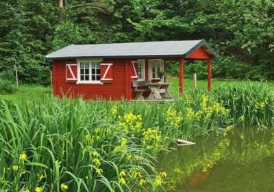 Gartenhaus Aalborg 70: Aufbaustory für die rote Hütte am See