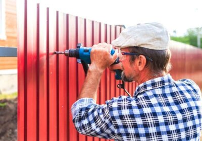 Zaun aufbauen: Ratgeber zum Zaun selber aufbauen aus Holz, Metall, Kunststoff und Stein