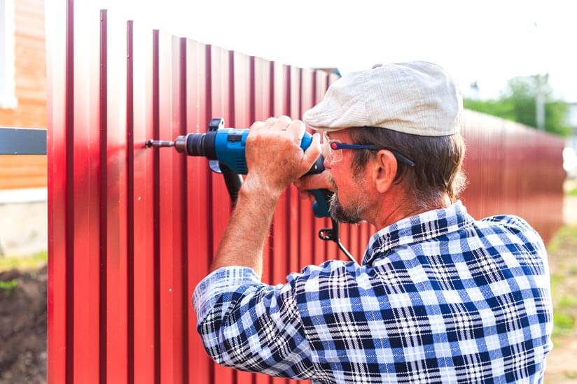 Zaun aufbauen: Ratgeber zum Zaun selber aufbauen aus Holz, Metall, Kunststoff und Stein