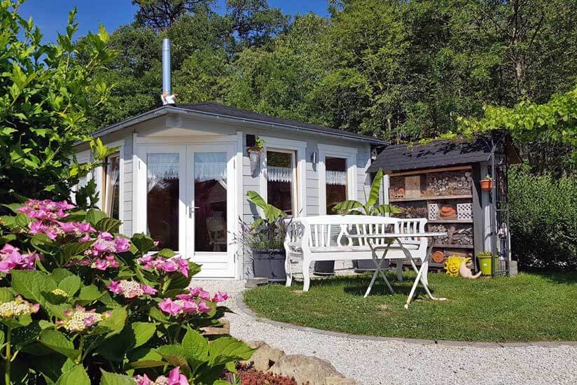 Gartenhaus mit Insektenhotel