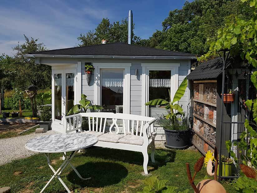 Sitzgelegenheit vor Gartenhaus