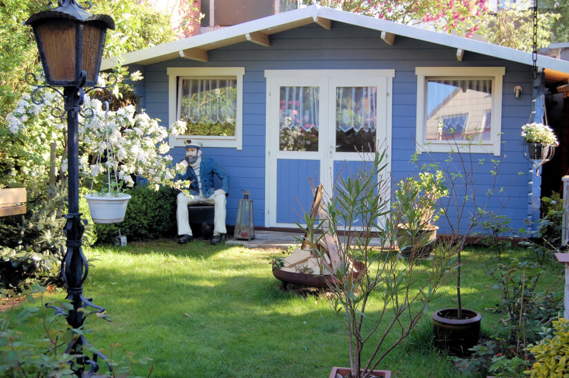 Gartenhäuser in Blau, die zum Träumen einladen