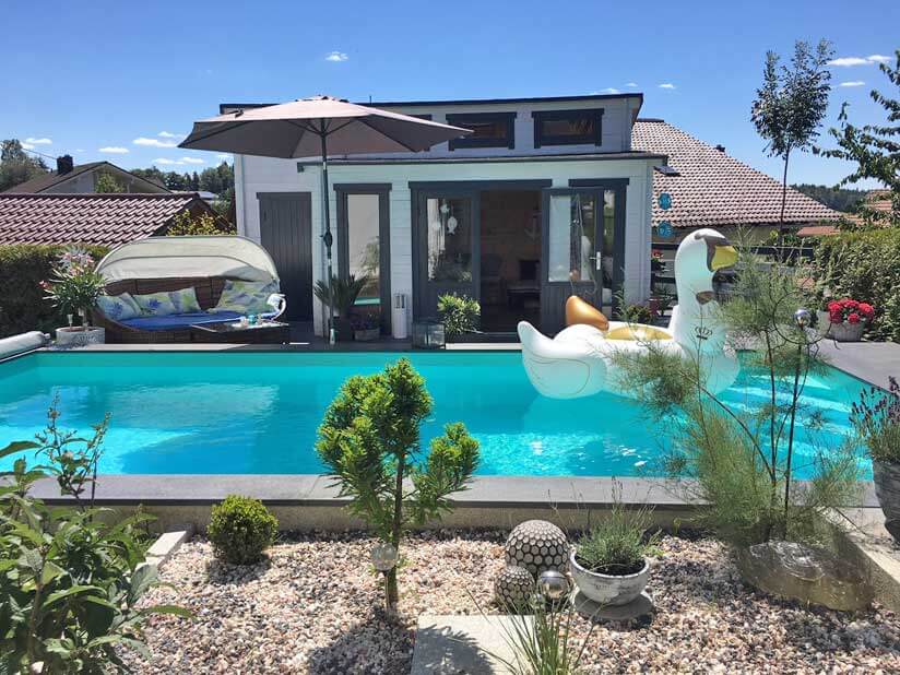 Technik im Anbau: Ein Gartenhaus als Poolhaus