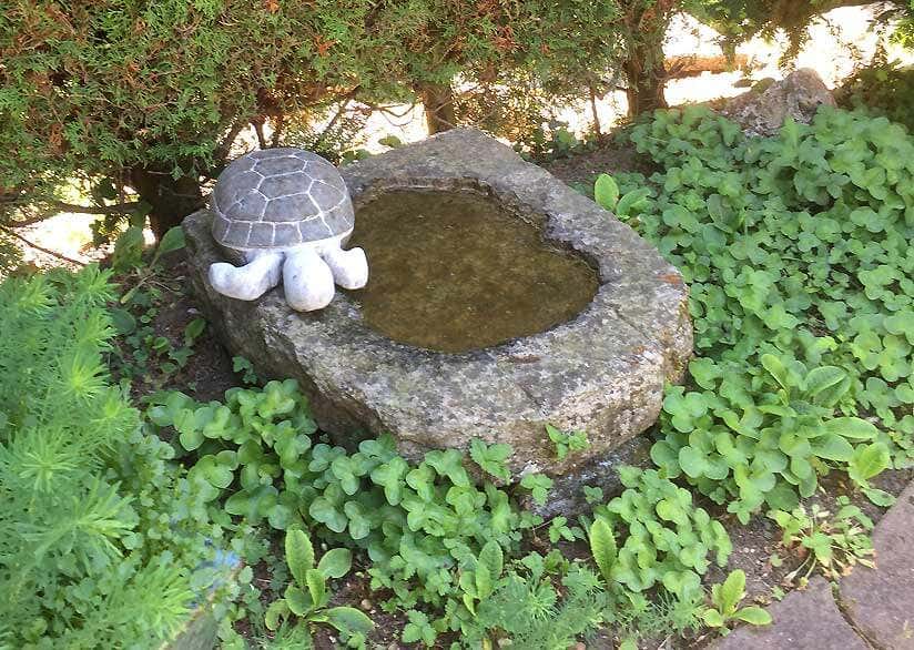 Vogelbad mit Schildkröte aus Stein