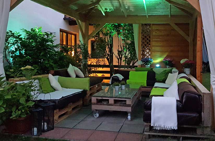 Gartenlounge Lanzarote bei Dämmerung