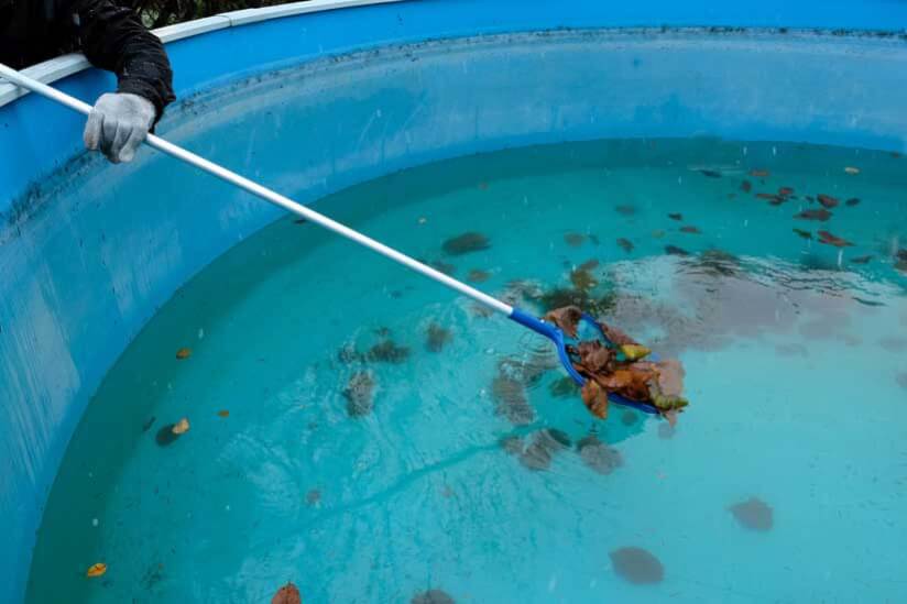 Pool reinigen mit Kescher