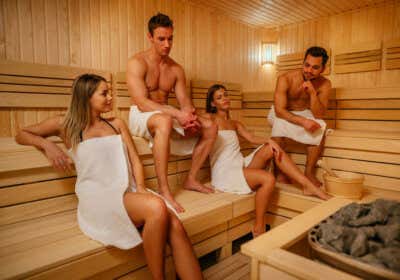 Sauna nackt: Warum wird textilfrei geschwitzt?