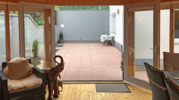 Passt ins Terrassen-Eck: Pavillon Rügen mit Fenstern und Klimaanlage
