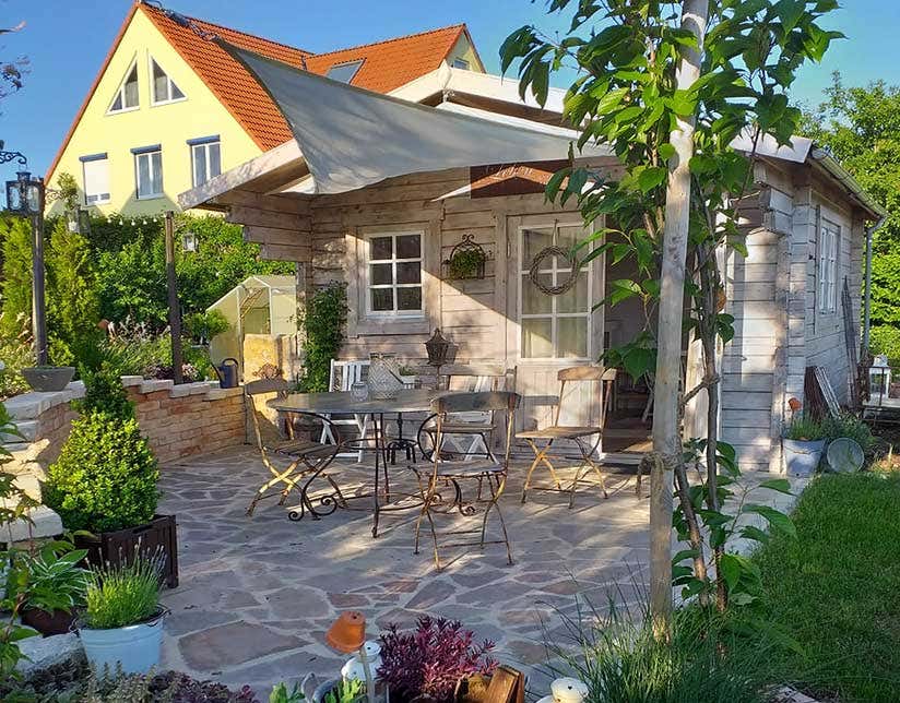 Gartenhaus Rhön mit Sonnensegel