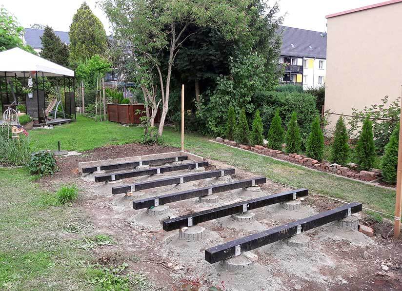 Ein 2RaumGartenhaus statt Bahnwaggon und wunderschöne Beete
