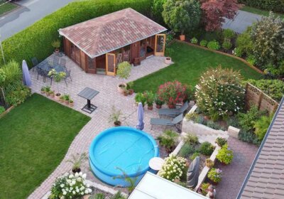 Der große Umbau: Der Hang geht, das Gartenhaus Julia kommt Neuer Garten mit Gartenhaus Julia-40 ISO