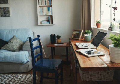 Checkliste Homeoffice: Worauf sollten Sie achten? Büro im Wohnzimmer