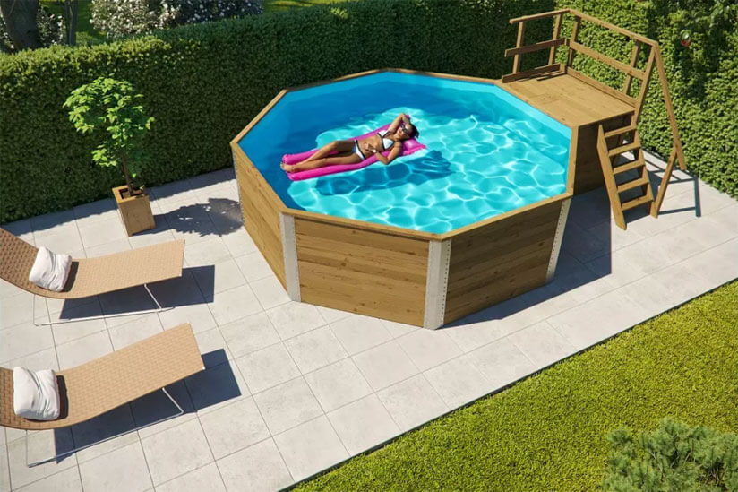 Pool aus Holz im Garten