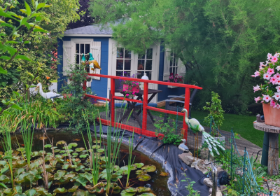 Unser 5-Eck Gartenhaus Monica Royal wird in idylischer Umgebung am Hang aufgebaut