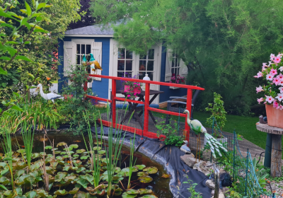 Unser 5-Eck Gartenhaus Monica Royal wird in idylischer Umgebung am Hang aufgebaut 5- Eck Gartenhaus Monica Royal