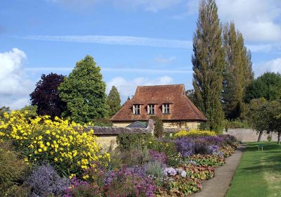 Garten Landhausstil: Hilfreiche Tipps für Ihre Gartengestaltung Haus mit Garten im Landhausstil