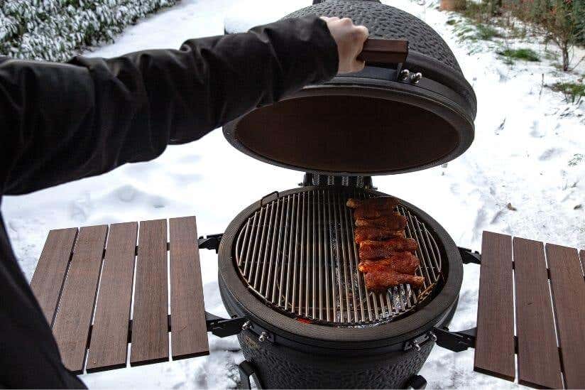 Grill mit Fleisch im Winter