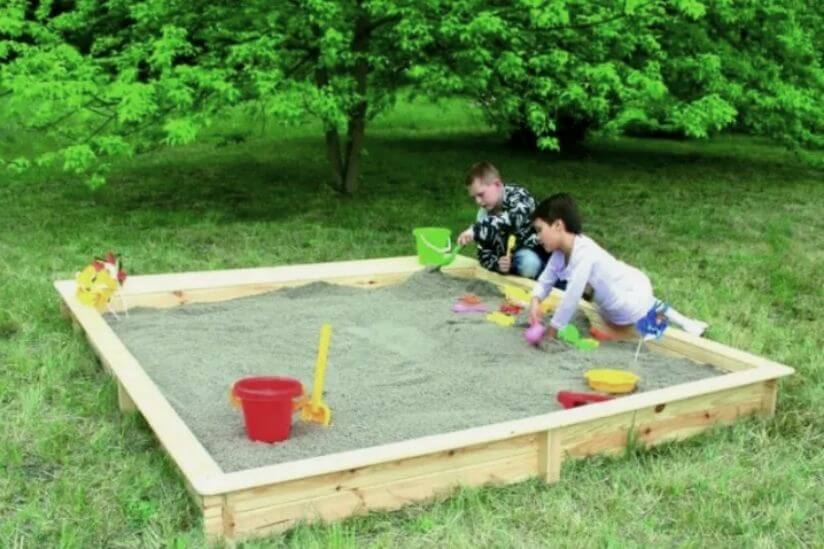 Kinder spielen im Promadino Sandkasten Yanick