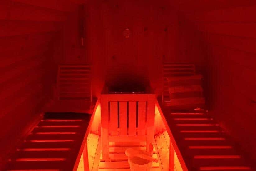 Innenbereich durch LEDs rot beleuchtet 