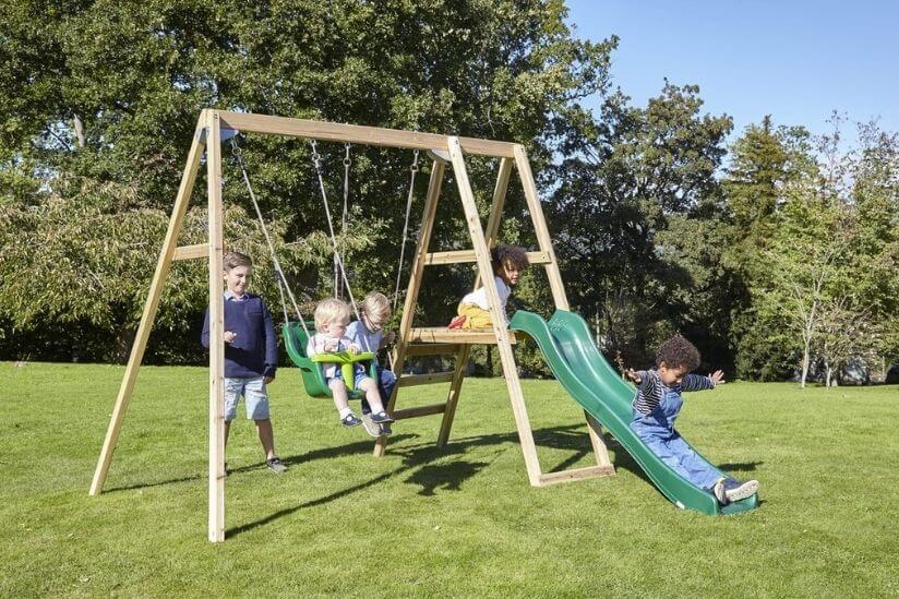 Kinder spielen auf Klettergerüst
