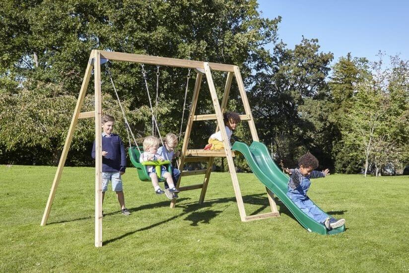 Kinder spielen auf Klettergerüst