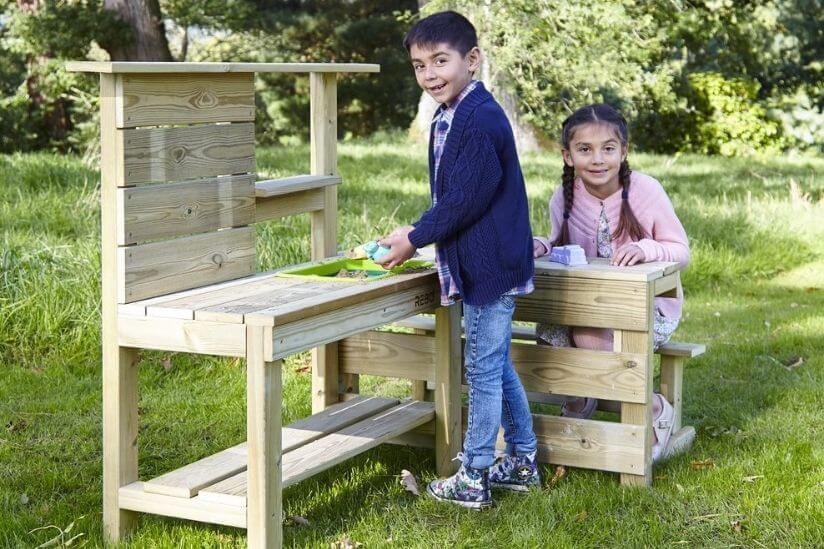 Kinder spielen im Garten