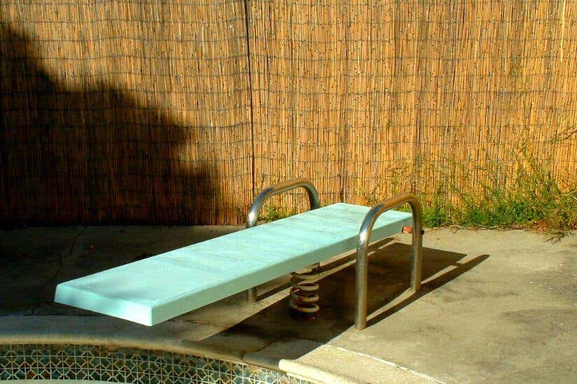 Sprungbrett am Pool mit Sichtschutz aus Bambus
