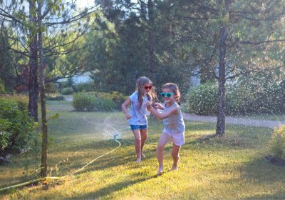 Kinder mit Wassersprinkler