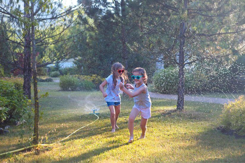 Kinder mit Wassersprinkler